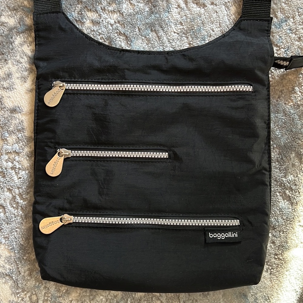 baggallini messenger bag in black